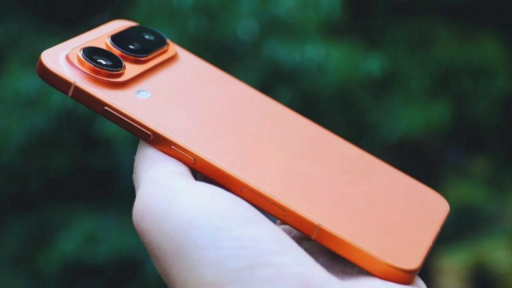 Vista lateral del Honor Magic 8 Pro Air en color naranja mostrada en una mano, resaltando su grosor ultra delgado de 6,1 mm