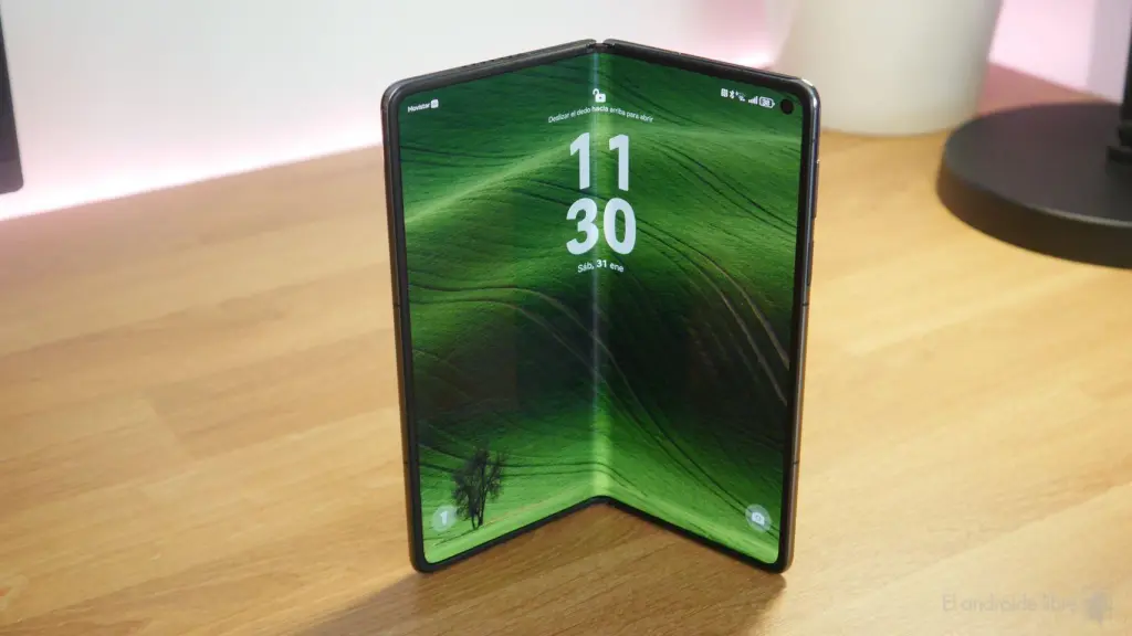 Pantalla principal flexible del Huawei Mate X7 desplegada sobre una mesa, mostrando su gran formato y resistencia Kunlun Glass.