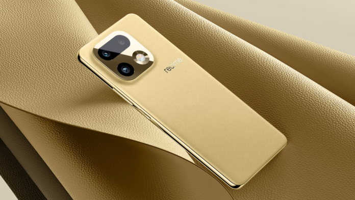 Plano detalle del Realme 16 en color dorado con acabado de cuero vegano y módulo de triple cámara con espejo para selfies