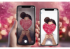 Mejores móviles por menos de 200€ para regalar en San Valentín Dos manos sosteniendo smartphones con fotos de corazones en un fondo rosa desenfocado para San Valentín