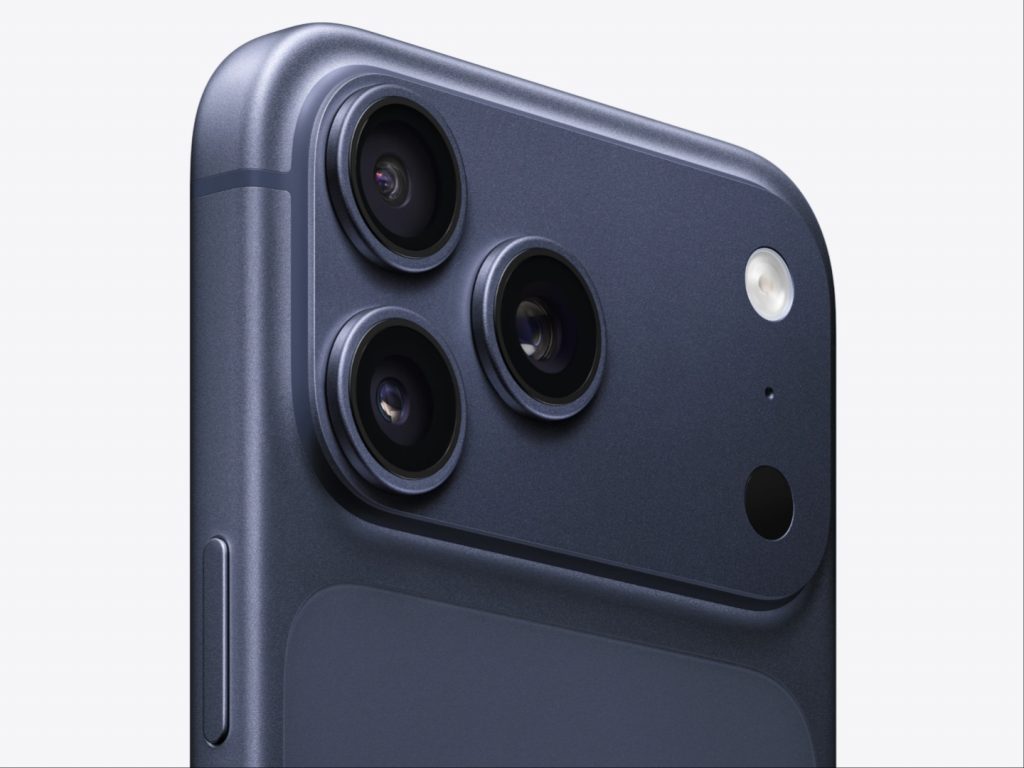 Primer plano del módulo de cámaras del iPhone 18 Pro en color azul titanio, mostrando el detalle de las lentes y el acabado mate del chasis