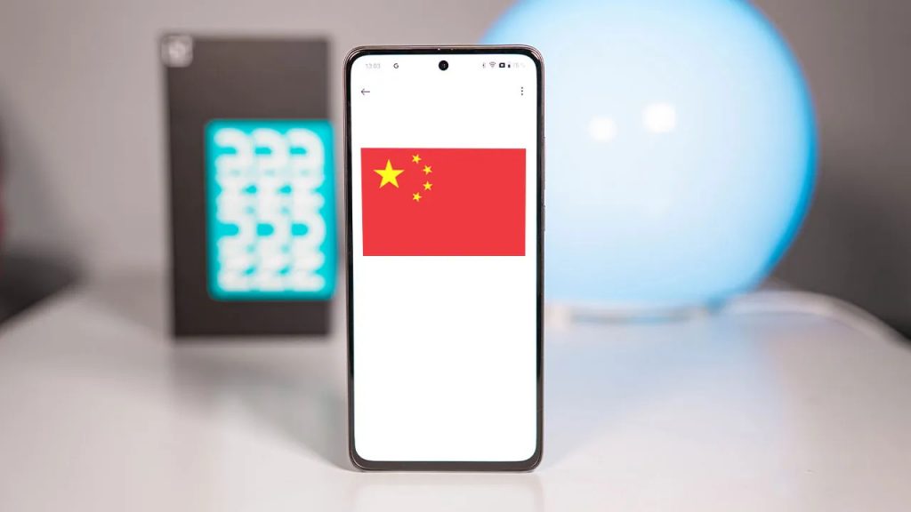 movil sobre la mesa con bandera china